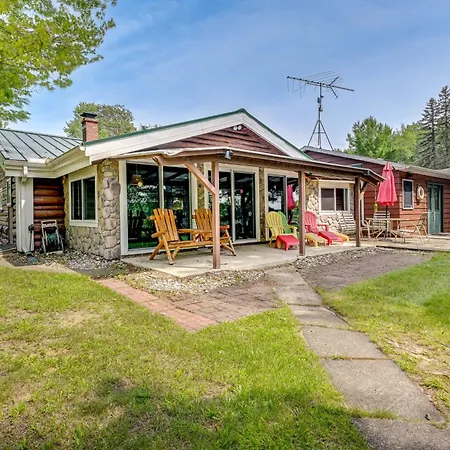 Gladwin Lakefront Cottage With Deck, Grill!